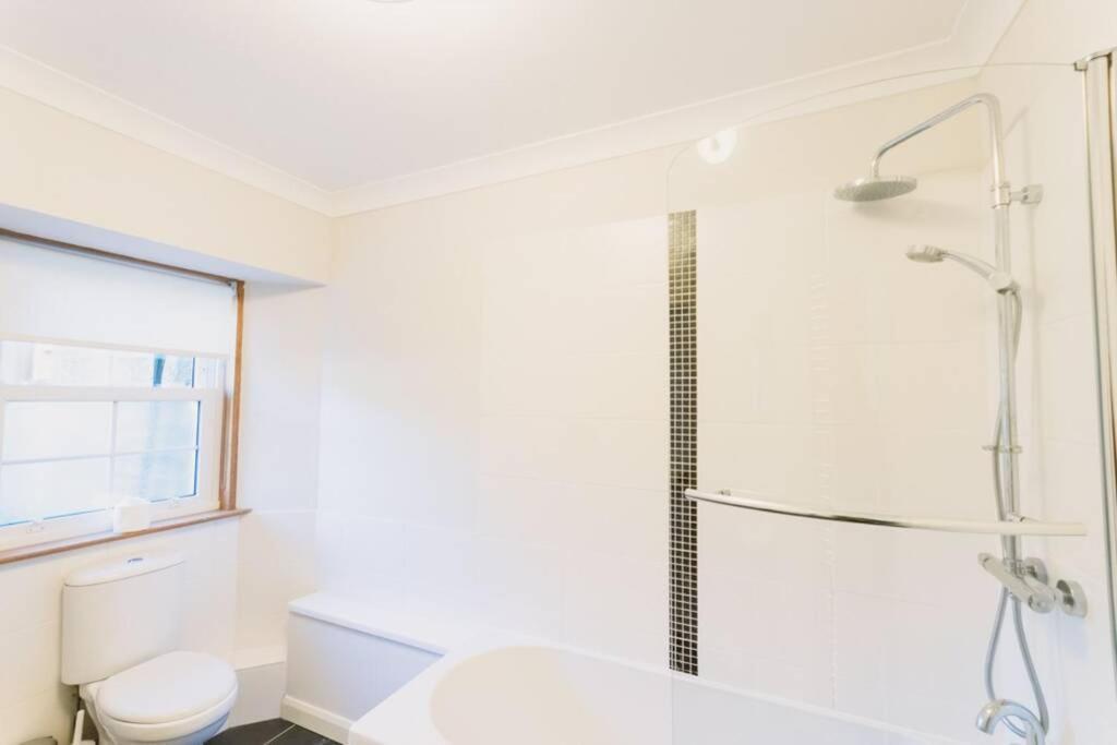 Factors House - A Comfy Cottage In Countryside Park With Wifi And Access To Bar And Pool Perth Exterior foto